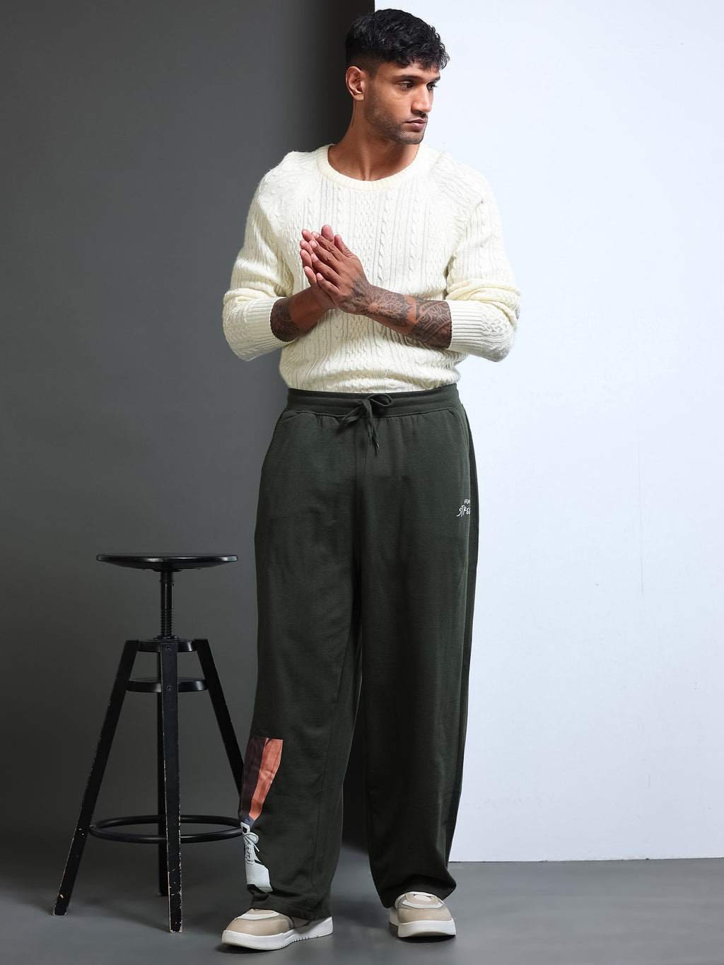 ARDEUR STREETZ Men Olive Cotton Blend Sneaker Graphic Baggy Fit Track Pants